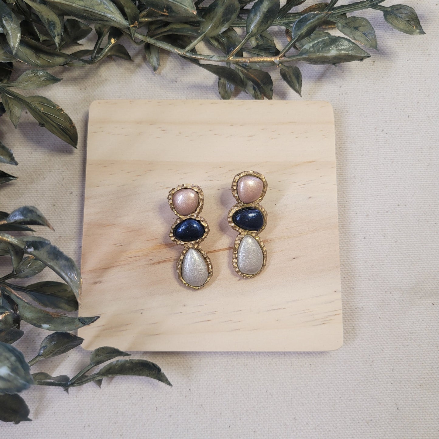 Champagne/Navy Pebble Inlay